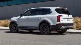 2020-Kia-Telluride-SX-V6-AWD-rear-three-quarter.webp
