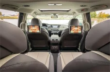 Kia-Sedona-interior.webp